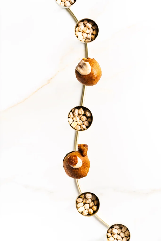 fotografia minimalista de croquetas en plato silueteado